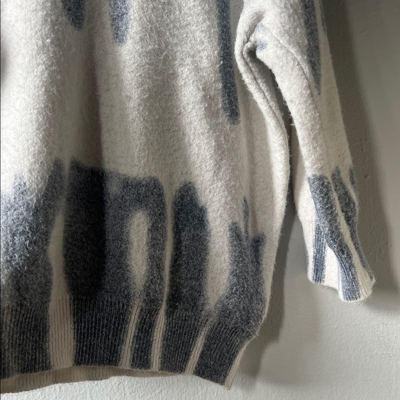 Stylish Blue and White Women's Sweater - Picture 5 of 5